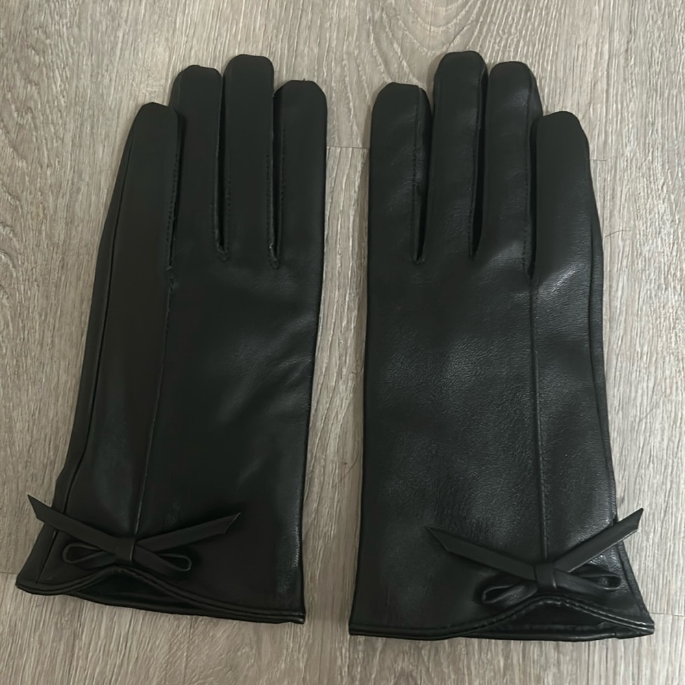 Leather gloves with bow